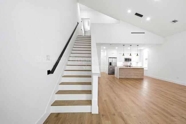 Building Photo - 1307 Bayou St