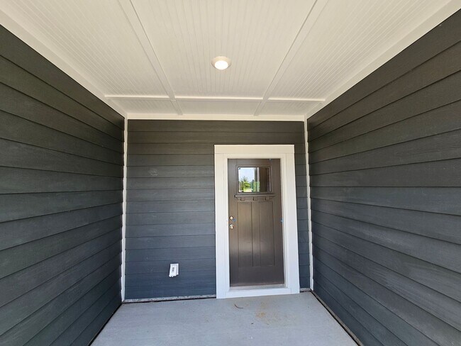 Building Photo - Beautiful Townhome