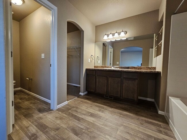 Building Photo - 3 bed-3 bath Townhome with AC!!!