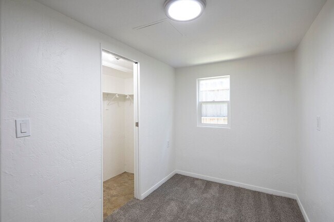 Building Photo - 1 Bedroom in Carlsbad with Covered Parking...