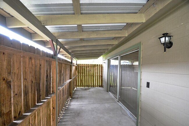 Building Photo - 517 E Martindale St