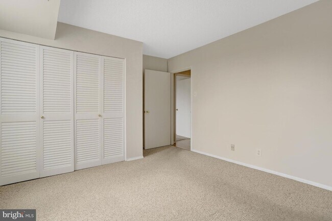 Building Photo - 3800 Fairfax Dr
