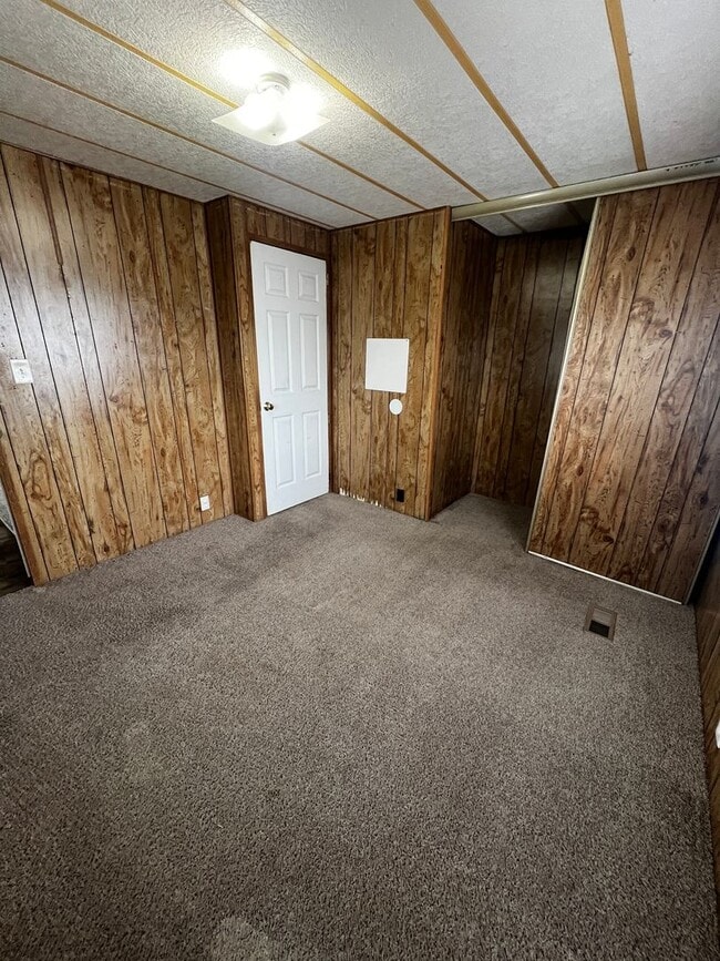 Building Photo - 3 Bedroom 2 Bathroom