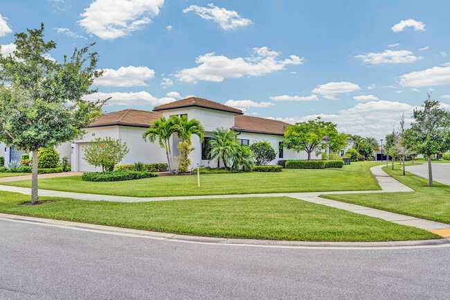 Building Photo - 5501 Santa Rosa Ln