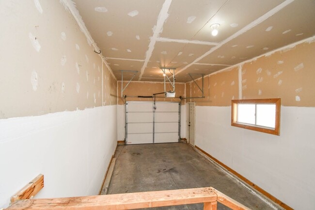 Building Photo - Comfortable 3-Bedroom Condo in Brandon – Available Now!