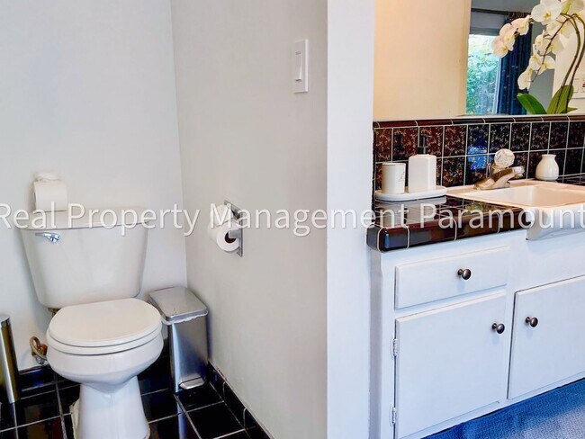 Building Photo - Furnished Brentwood Hills Retreat with Tim...