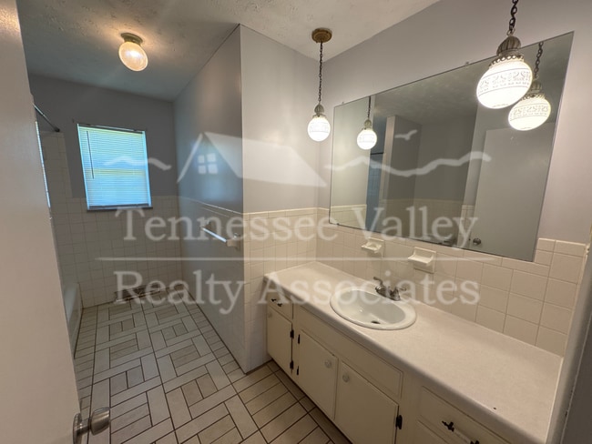 Building Photo - MOVE IN READY! TOUR TODAY! Check out this ...