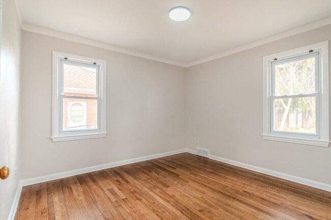 Building Photo - Charming 3-Bed, 2-Bath Brick Ranch in Saint Clair Shores – Move-In Ready!