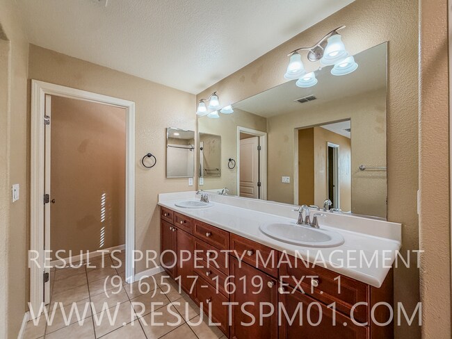 Building Photo - Lovely Courtyard Home 3 Bedroom w Bonus Rm