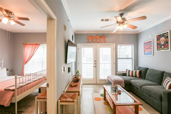 Building Photo - 2502 Leon St