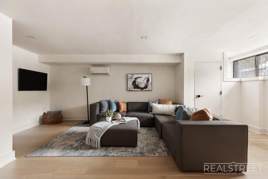 Building Photo - Exquisite 3 BR 3.5 BA Home with Private Pa...