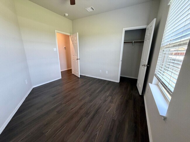 Building Photo - Come live in Knox Ridge!