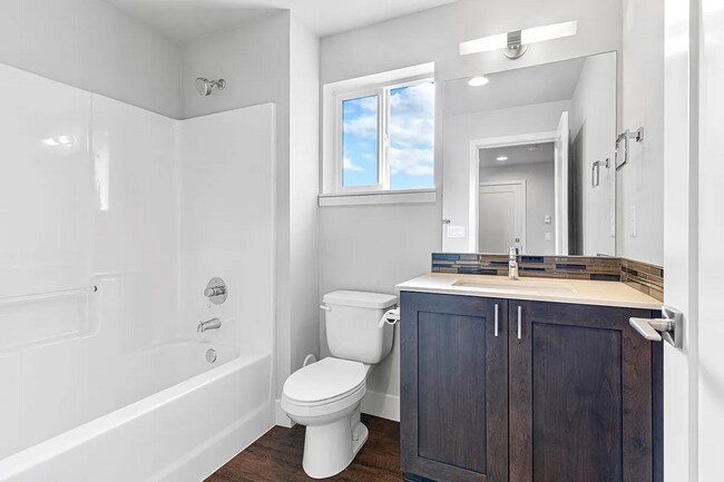 Building Photo - Modern 3 beds/ 2.5 bath townhouse in Kenmore!