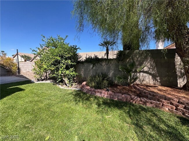 Building Photo - 2053 Smoketree Village Cir