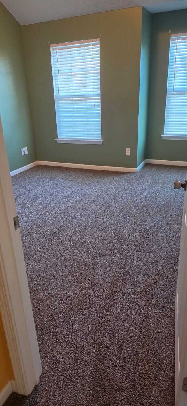 Building Photo - 5 Bedrooms 3baths Home For Rent