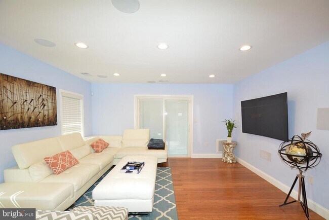 Building Photo - 6317 Everglades Dr