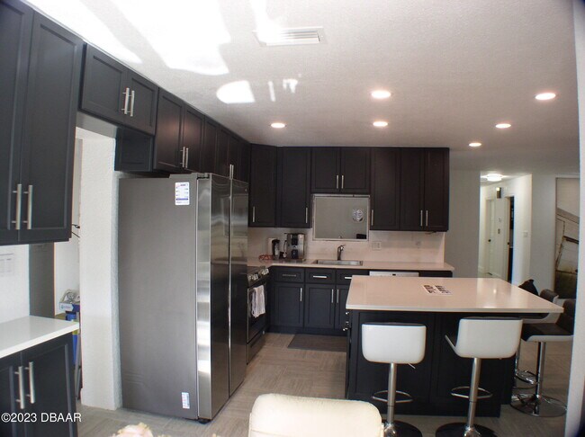 Building Photo - 8 Taxiway Lindy Loop