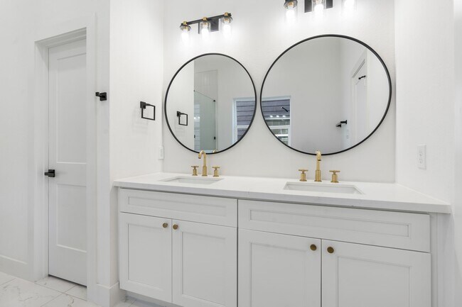 Building Photo - 868 E 35th St