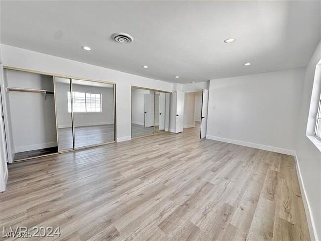 Building Photo - 401 Holcomb