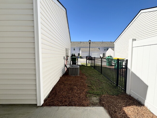 Building Photo - Beautifully Maintained Three Bedroom Townh...