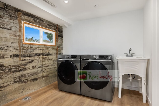 Building Photo - VIEWS, VIEWS, VIEWS!! Stunning & LARGE 4-B...