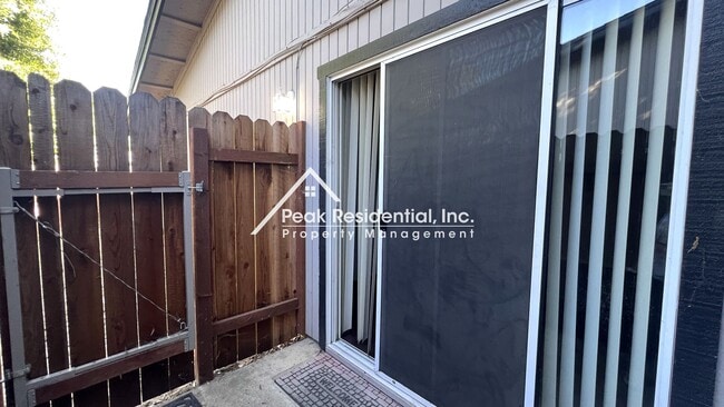 Building Photo - Spacious 2bd/2ba Duplex with 2 Car Garage