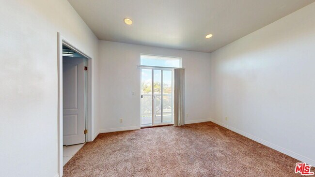 Building Photo - 11622 Oxnard St