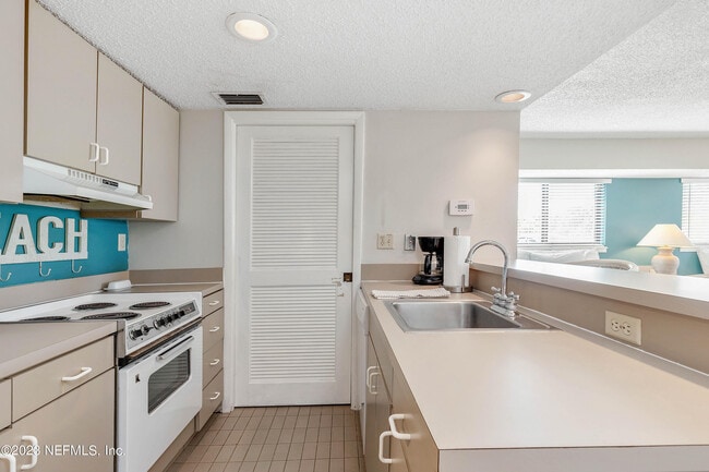 Building Photo - 630 Summer Pl