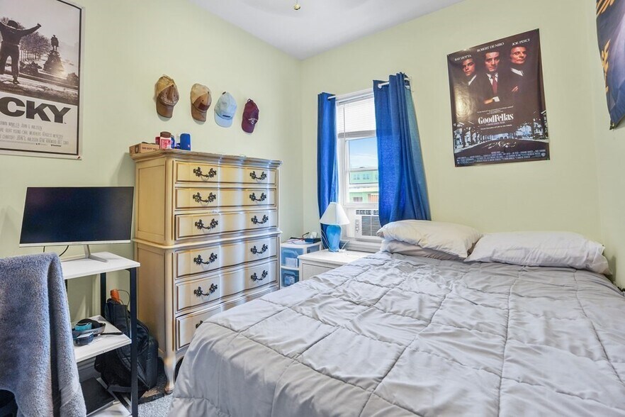 Building Photo - 140 D St