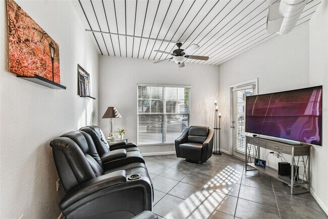 Building Photo - 2421 W Horatio St