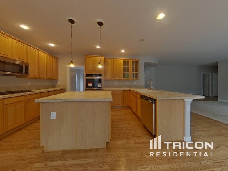 Building Photo - 17703 E Cloudberry Dr