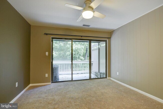 Building Photo - 5806 Royal Ridge Dr