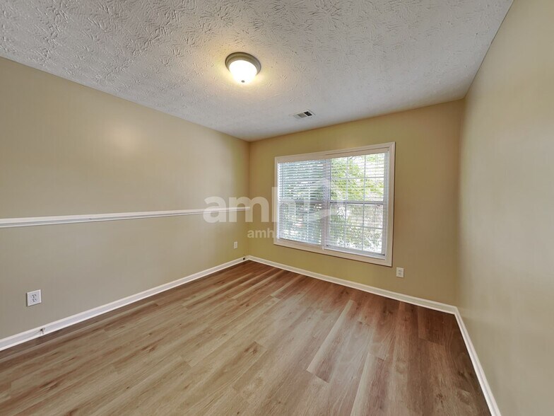 Building Photo - 875 Clairidge Ln