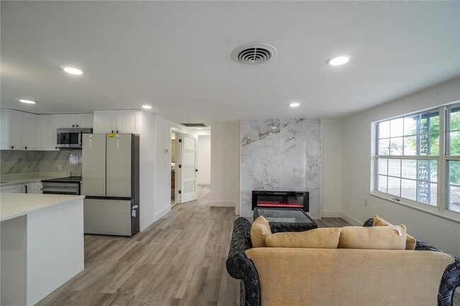 Building Photo - 985 Liberty St