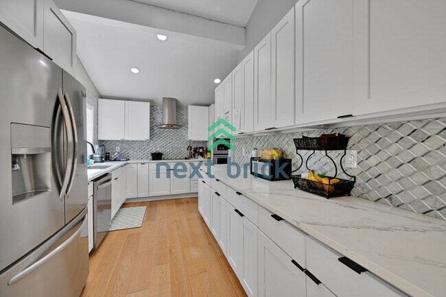 Building Photo - "Spacious 4-Bedroom Retreat with 3 Baths in the Heart of Kirkland – 2,480 Sq. Ft. of Pure Comfort!"
