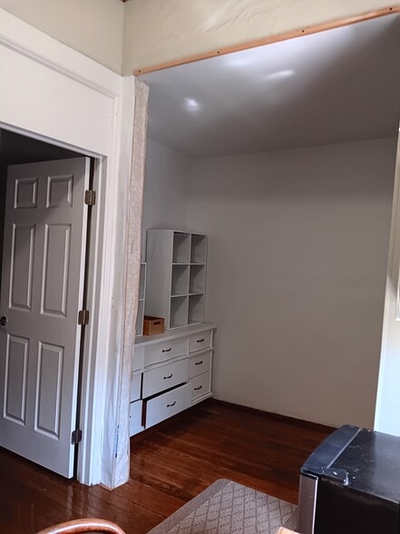 Apt. 3 - Upstairs Middle Bedroom - 523 E State St