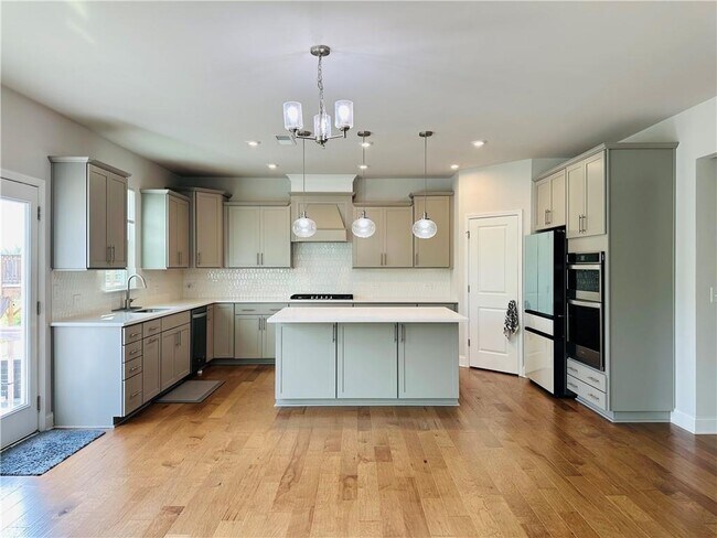 Building Photo - 4800 Sierra Creek Dr NE