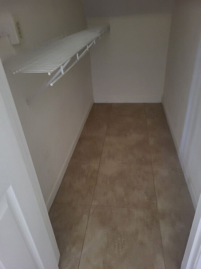 Building Photo - 5049 Pine Lake Ct