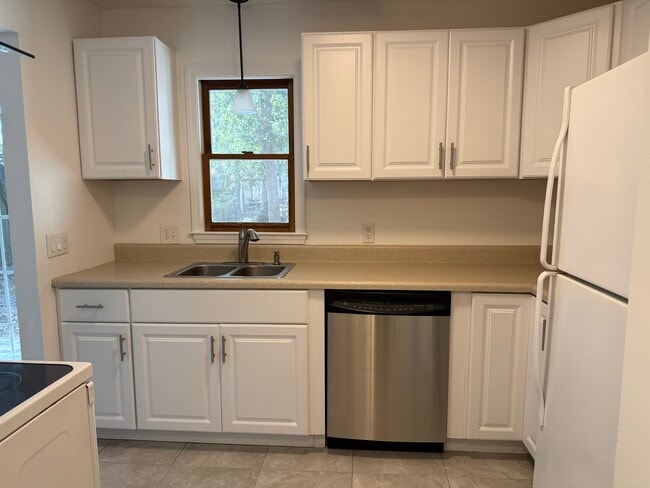 Building Photo - 727 6th Ave S