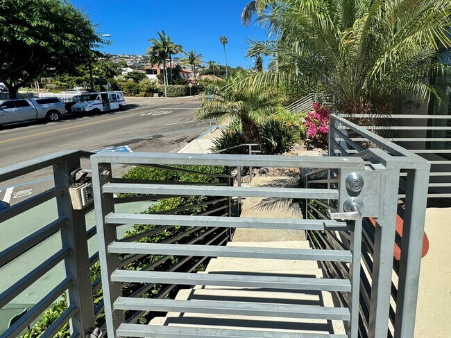Building Photo - Beautiful Furnished 1 Bedroom, 1.5 Bath Co...