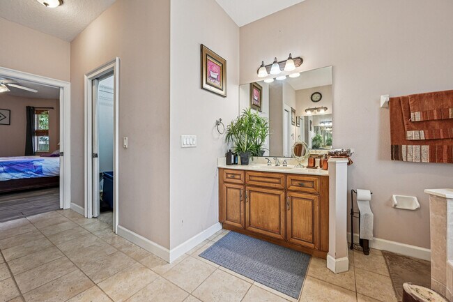 Building Photo - 3044 SW Savona Blvd