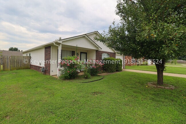 Building Photo - 3 Bed | 2 Bath in Owasso!