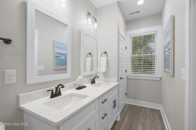 Building Photo - Winter Rental in Emerald Isle