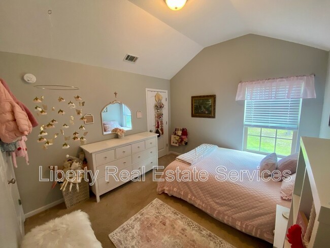 Building Photo - 162 Carriage Way