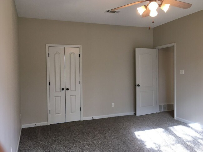 Building Photo - Beautiful 4br Lakeland home with a HUGE bonus room! Over 3300 sq ft! Pets are owner's approval, f...
