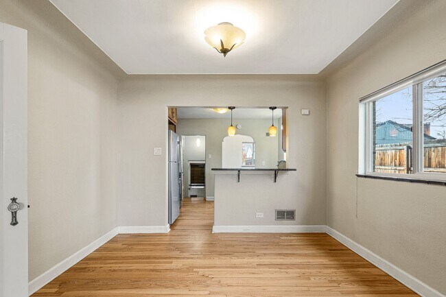 Building Photo - Charming Townhome in West Highlands!