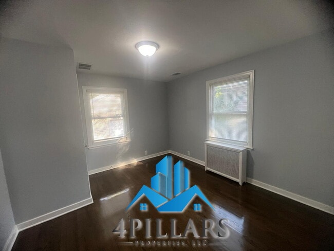 Building Photo - "Charming 3-Bedroom Home with Spacious Lay...