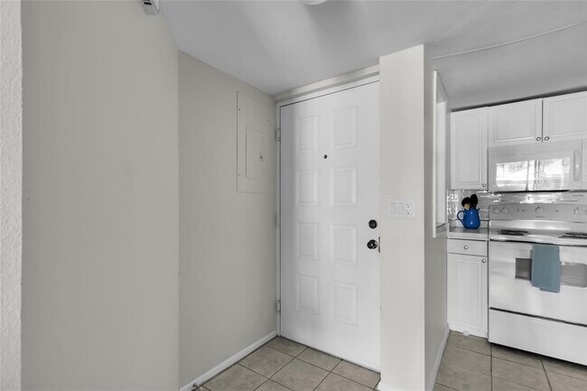 Building Photo - 588 Fairways Ln