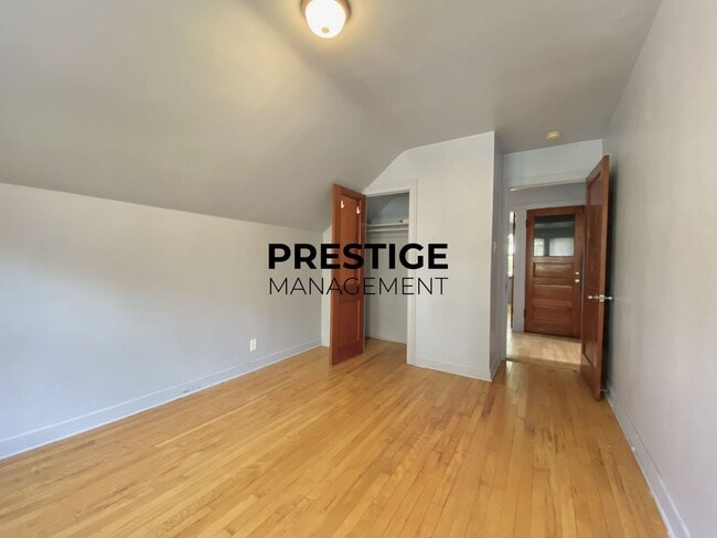 Building Photo - Spacious 2BD Apartment With Den