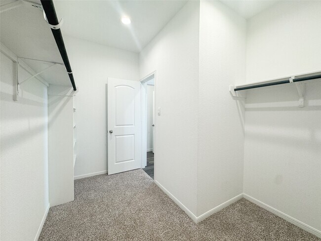 Building Photo - 519 Newcomb Holw Dr